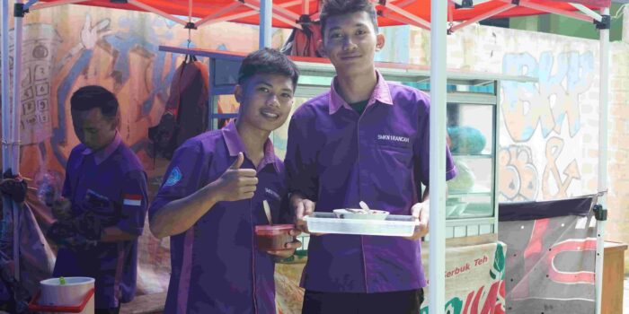 Siswa memproduksi bakso